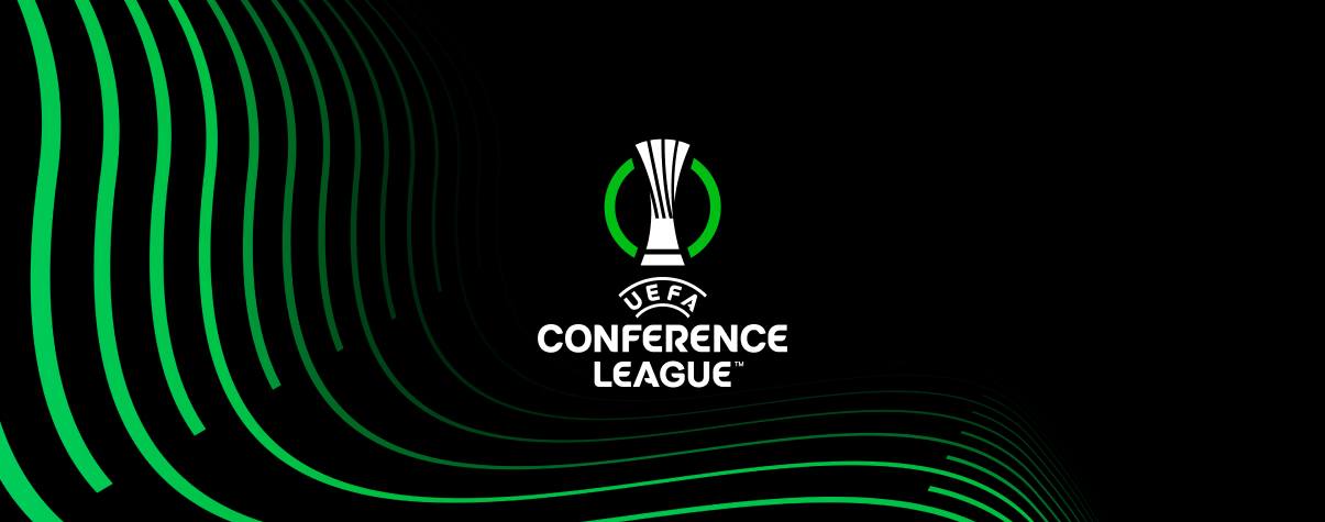 UEFA Conference League Logo auf schwarzem Hintergrund mit grünen, geschwungenen Linien, die eine dynamische Bewegung erzeugen.